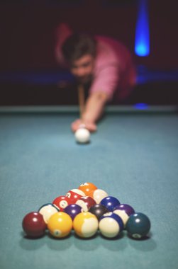 Adam hakkında isteka topu vurmak 