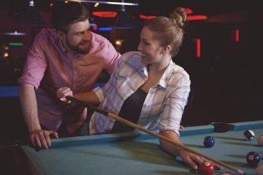 Bilardo oynarken flört Çift 
