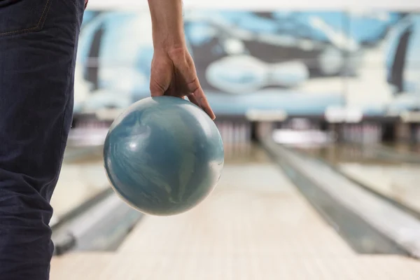 Adam yaklaşık bowling topu itmek için — Stok fotoğraf
