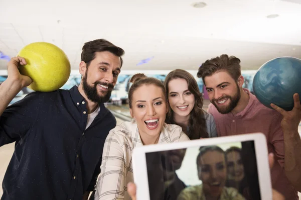 Vänner att ta selfie i bowling club — Stockfoto