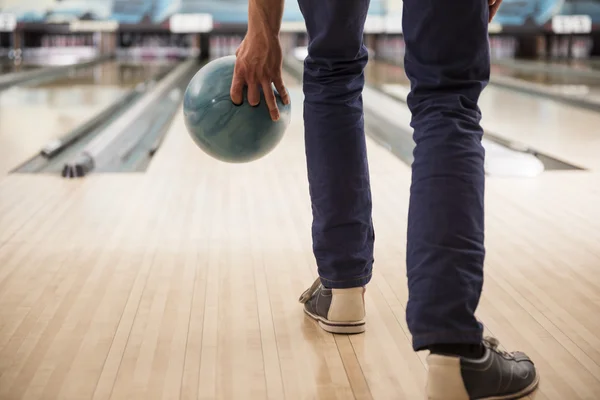 Homme poussant la boule de bowling — Photo