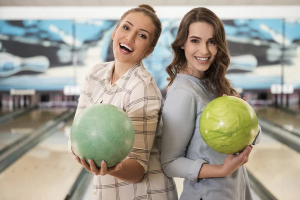 Vrienden in bowlingclub — Stockfoto