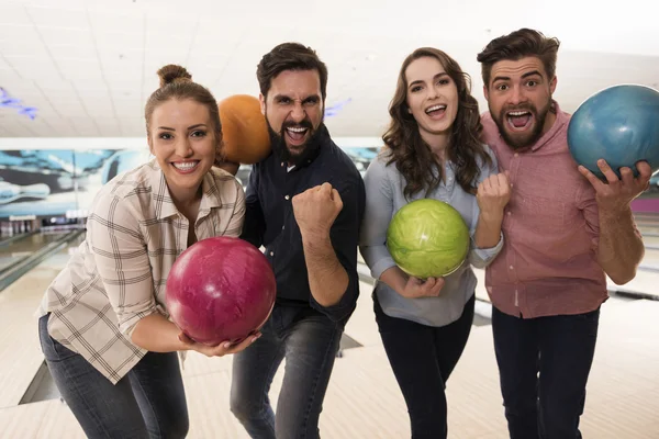 Friends playing bowling game — Stock Photo, Image