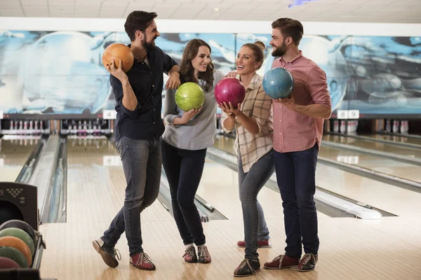 Vrienden die tijd doorbrengen in bowlingclub — Stockfoto