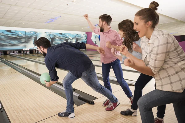 Vänner som tillbringar tid i bowlingklubb — Stockfoto