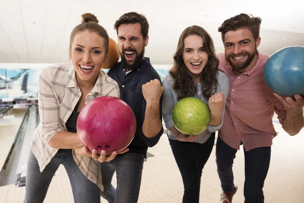 Vänner som tillbringar tid i bowlingklubb — Stockfoto