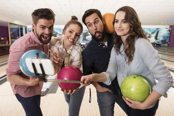 Amigos tomando selfie no clube de bowling . — Fotografia de Stock