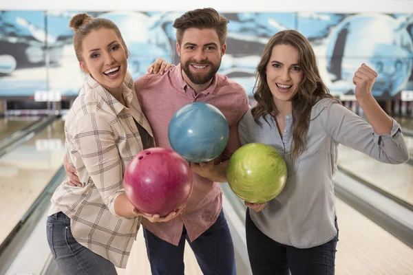 Les amis passent du temps au bowling club — Photo