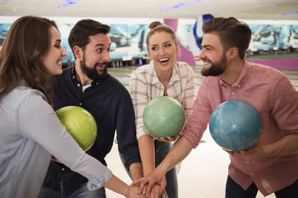 Vänner som tillbringar tid i bowlingklubb — Stockfoto