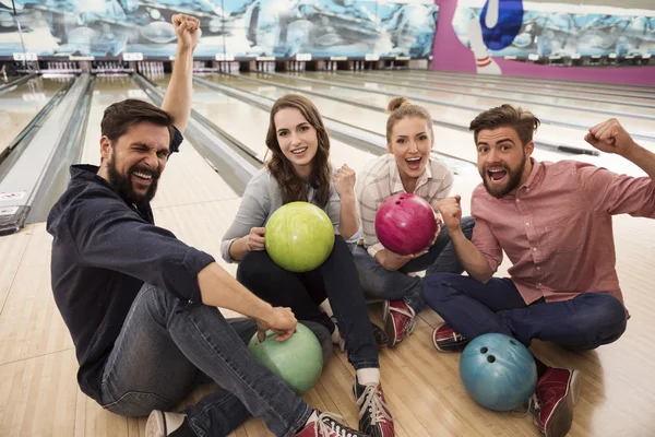 A barátok bowling klubban töltenek egy kis időt — Stock Fotó