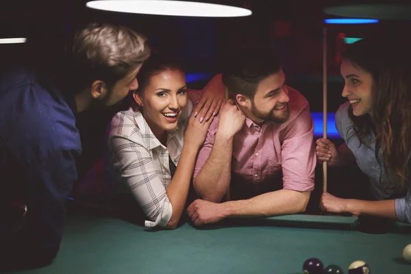 Möte för poolspel med vänner — Stockfoto