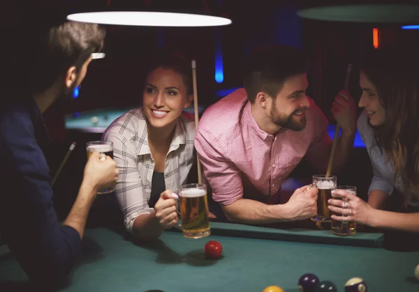 Dos parejas jugando billar juego — Foto de Stock