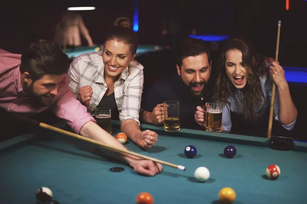 Friends playing pool game — Stock Photo, Image