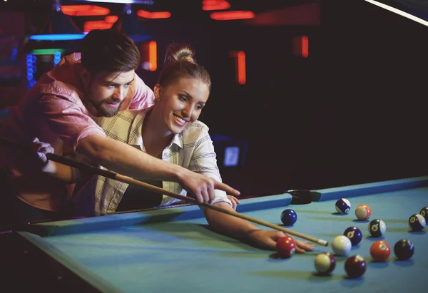 Couple playing pool game — Stock Photo, Image