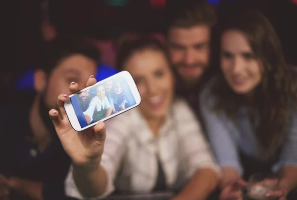 Freunde machen Selfie in der Kneipe — Stockfoto