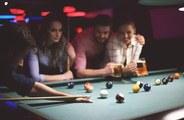 Friends playing pool game — Stock Photo, Image