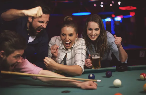 Friends supporting man while playing snooker — Stock Photo, Image