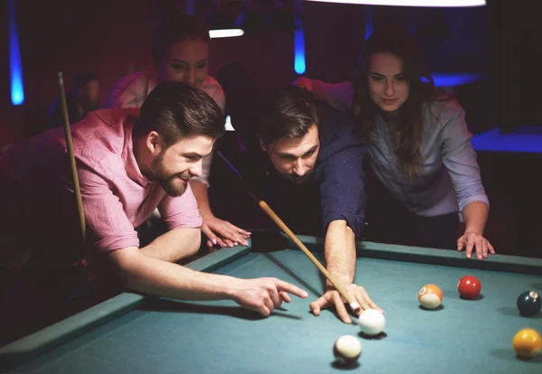 Friends playing pool game — Stock Photo, Image