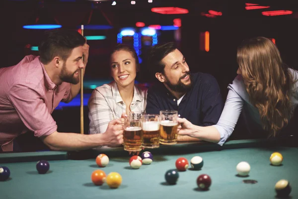 Friends playing pool game — Stock Photo, Image