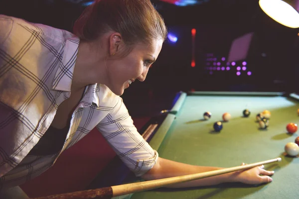 Frau bereit, den Pool zu starten Spiel — Stockfoto