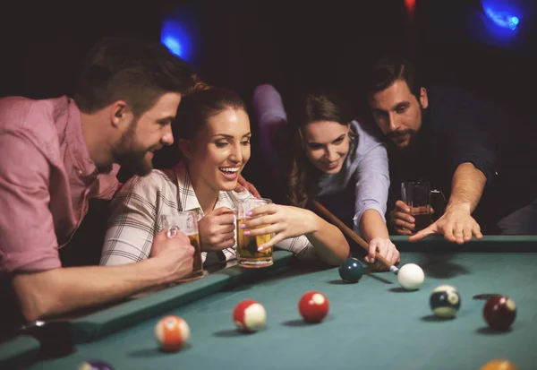 Friends playing pool game — Stock Photo, Image