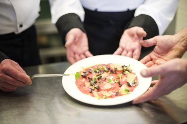 İmza yemek olarak hizmet vermeye hazırdır 