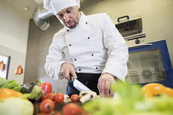 Chef chopping fresh vegetables — Stock Photo, Image