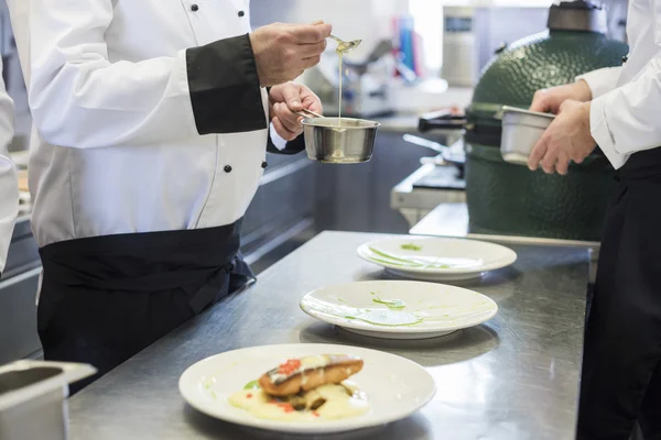 Tijd voor het decoreren van de hoofdgerecht — Stockfoto