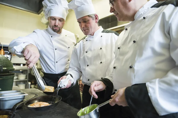 Köche arbeiten in gewerblichen Küchen — Stockfoto