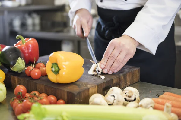 Verdure multicolori tagliate dallo chef — Foto Stock