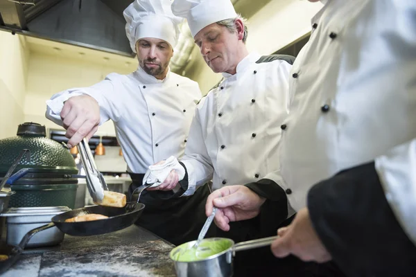 Chefs trabalhando na cozinha comercial — Fotografia de Stock