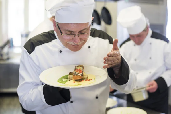 Chef segurando apenas refeição cozida — Fotografia de Stock