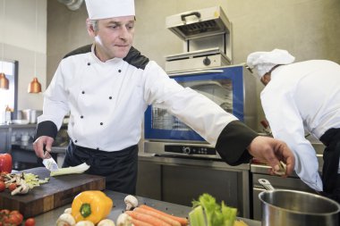 Şef sebze mutfak kabın içine ekleme 