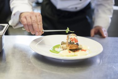 Şef balık yapılan bir yemek dekorasyon 