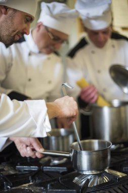 Birlikte mutfakta çalışan şefler 
