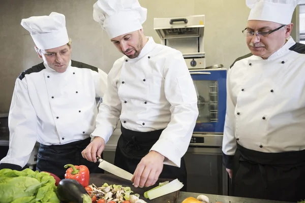 Týmová práce v kuchyni restaurace — Stock fotografie