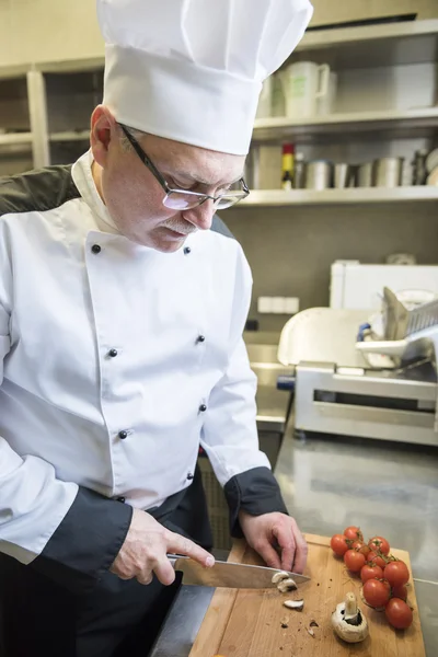 Chef-kok hakken verse groenten. — Stockfoto