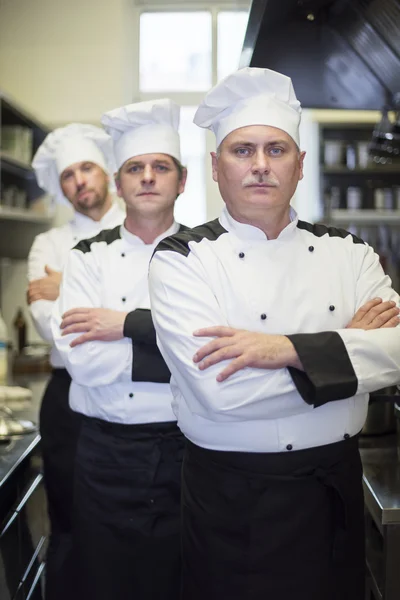 Chefs posando en la cocina comercial — Foto de Stock