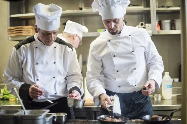 Chefs en el trabajo en la cocina comercial — Foto de Stock