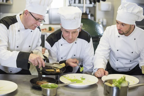 Chef-koks maken het laatste deel van de voorbereiding van maaltijden — Stockfoto