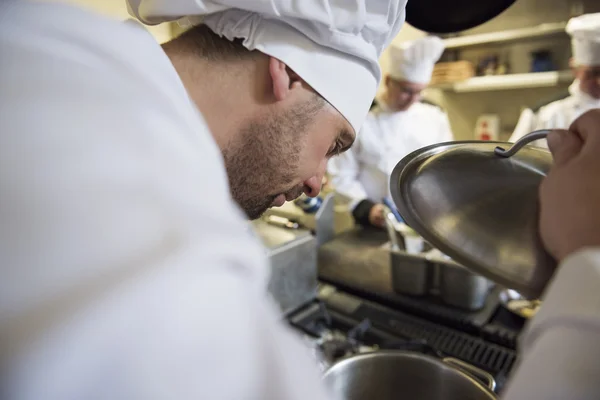 Köchin arbeitet in gewerblicher Küche — Stockfoto