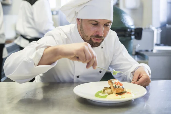 Chef decorating meal before serving — Stock Photo, Image
