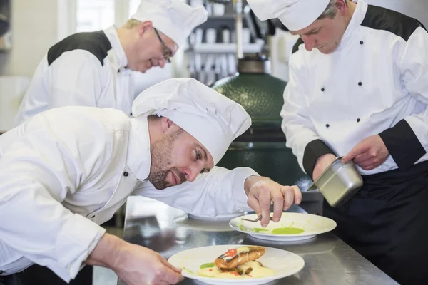 Cocineros trabajando en silencio y enfoque — Foto de Stock