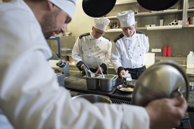 Yemekte çalışan çalışkan şefler 