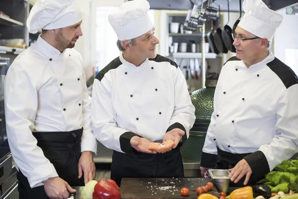 Specialisten van het visvlees in keuken — Stockfoto