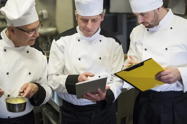 Consulta de chefs na cozinha — Fotografia de Stock