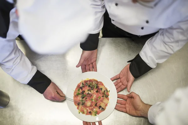 生牛肉片由厨师装饰板 — 图库照片