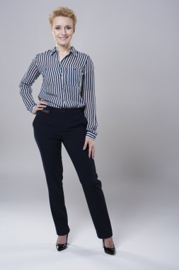 Stüdyoda genç iş kadını 