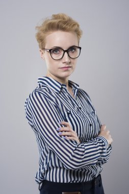 Ciddi yüz genç iş kadını 