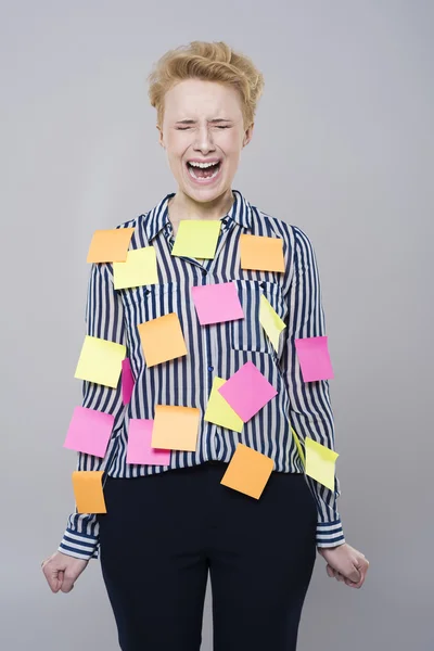 Mujer de pie con notas adhesivas —  Fotos de Stock